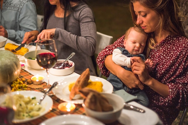 Free photo mother with little baby at family dinner