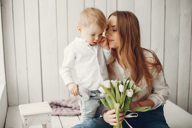 Free photo mother with little child at hme