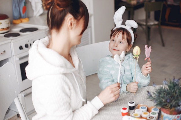 Free photo mother with little daughter in a kitchen