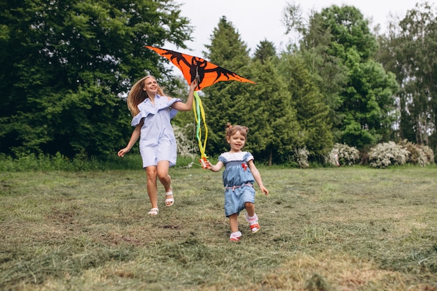 Free photo mother with little daughter in park