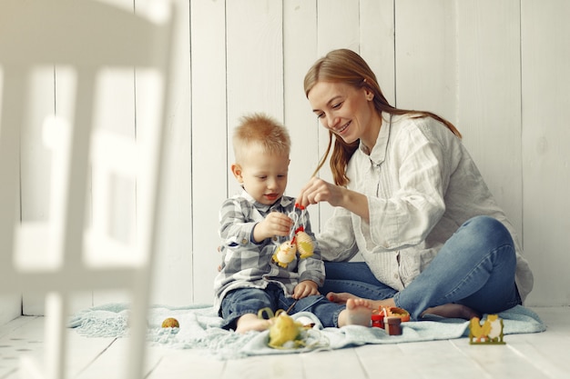 Free photo mother with son preparing to easter at home