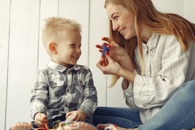 Free photo mother with son preparing to easter at home