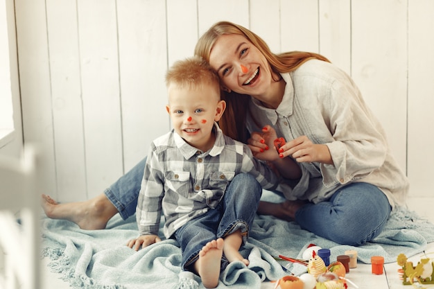 Free photo mother with son preparing to easter at home