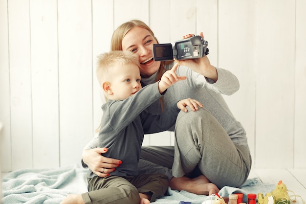 Free photo mother with son preparing to easter at home