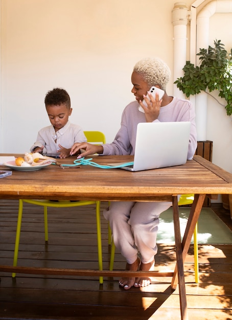 Free Photo mother working from home side view