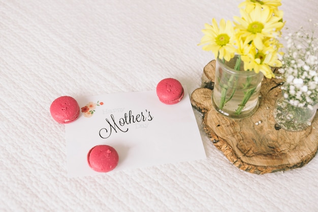 Free photo mothers inscription with flowers and macaroons