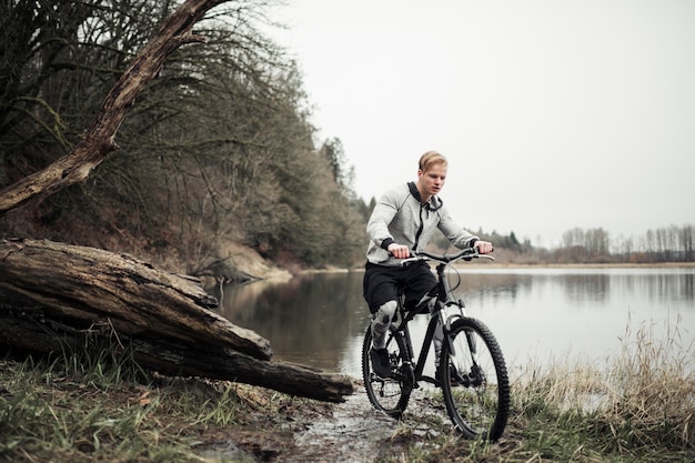 Free photo mountain biker riding the bicycle near the lake