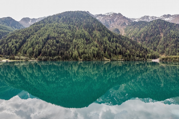 Free photo mountains beside lake