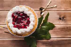 Free photo mousse cake with cherry jam