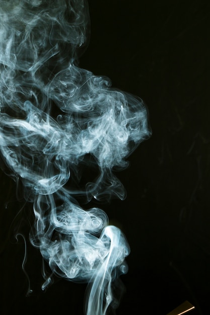 Free photo movement of white smoke on black background