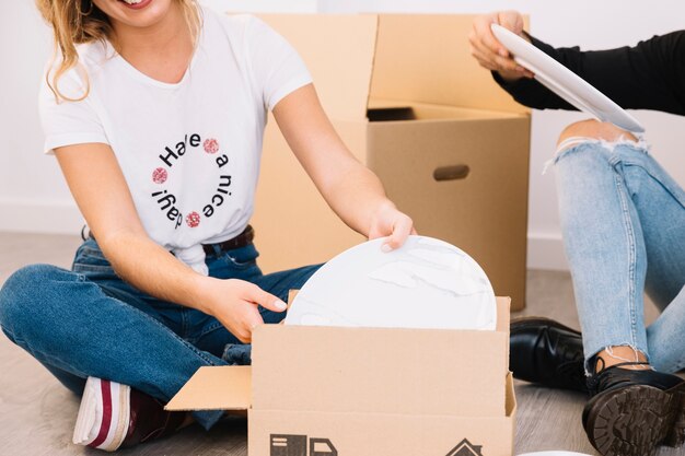 Moving scene with plates in boxes