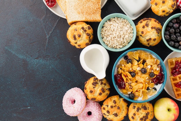 Free photo muesli and muffins for breakfast