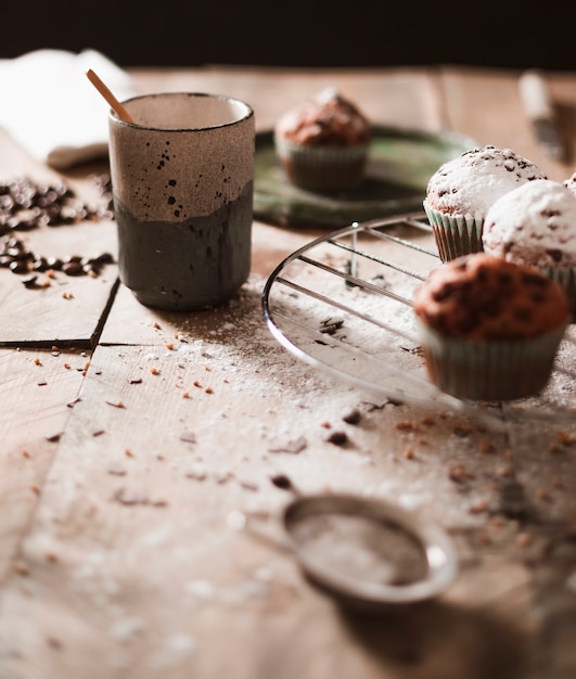 Free photo muffins on cooling rack