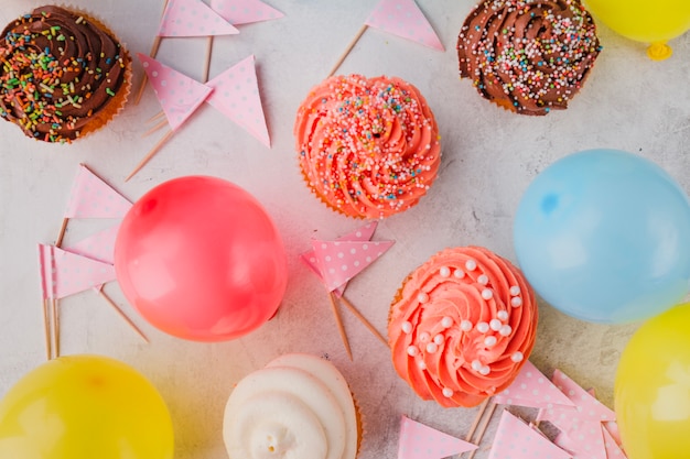 Free photo muffins in the midst of birthday decorations