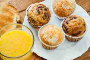 Free photo muffins and orange juice