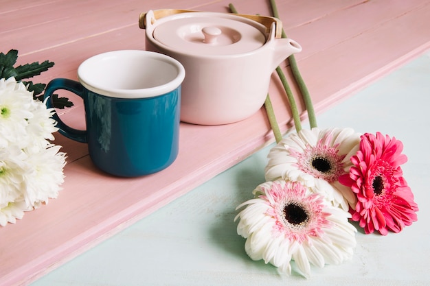 Free Photo mug and pot near flowers