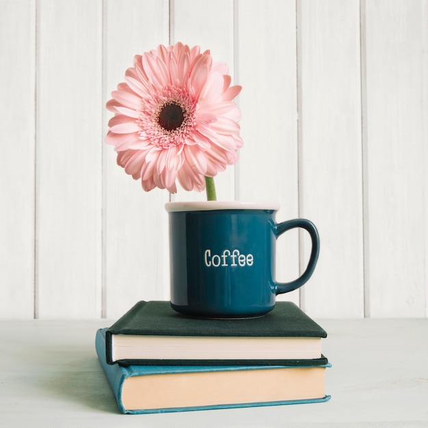 Free Photo mug with flower on books