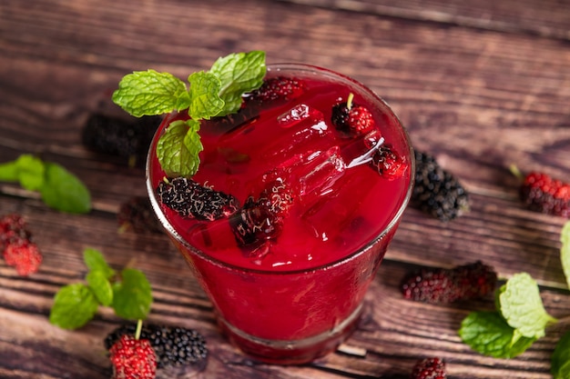 Free photo mulberry juice for health, reduce cholesterol, control blood sugar, antioxidants, nourish the brain, cancer prevention, stimulates blood flow.