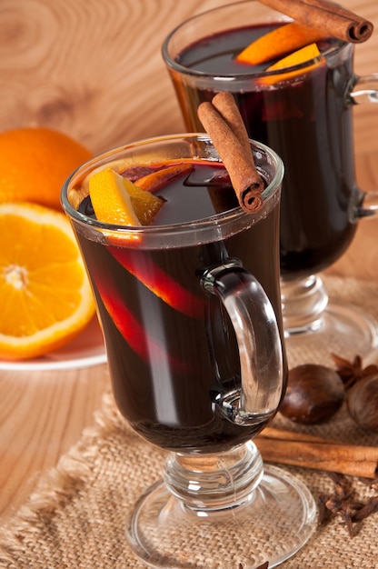 Free photo mulled wine with cinnamon and orange