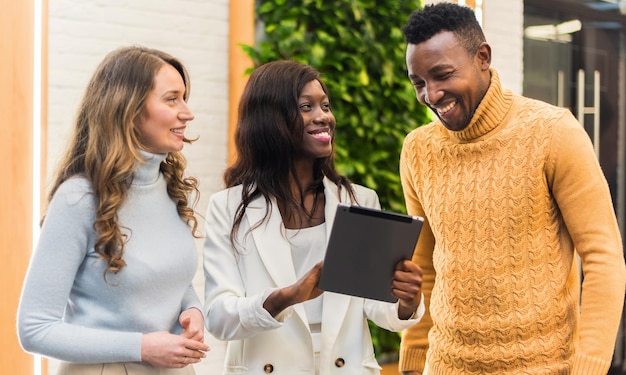 Free photo multiracial group of people discussing business in an office