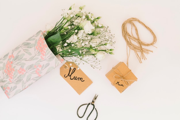 Free Photo mum inscription with roses bouquet