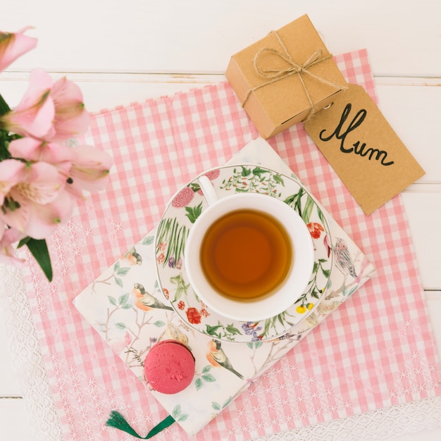 Mum inscription with tea cup and gift