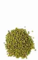 Free photo mung beans isolated on white background