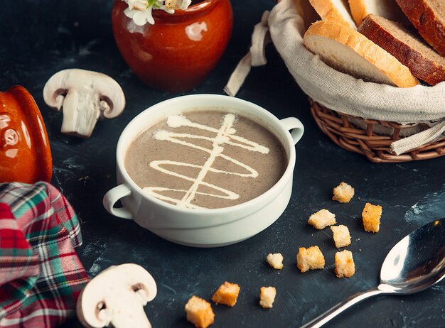 Mushroom cream soup with cream and crackers