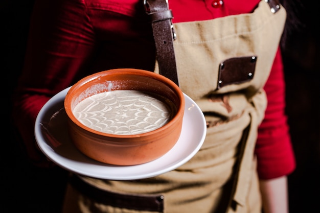 Free photo mushroom soup served in a clay pot