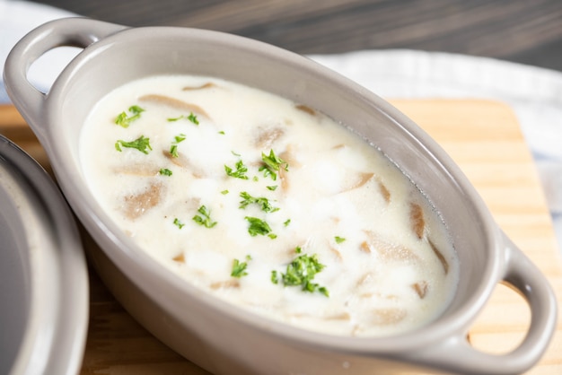 Free photo mushroom soup with green vegetables