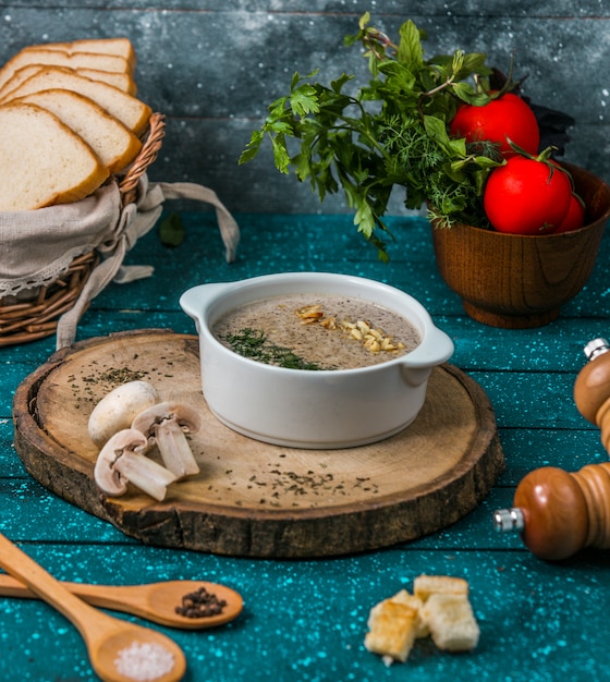 Free Photo mushroom soup with walnuts on wooden board