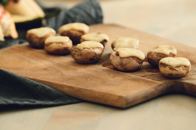 Free photo mushrooms with cheese. traditional spanish tapas