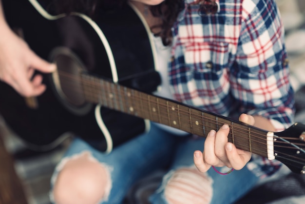 Free photo musician playing on the guitar