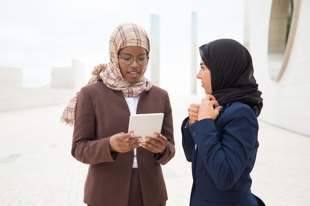 Free Photo muslim business woman consulting colleague with tablet