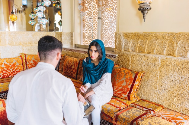 Free photo muslim couple in arab restaurant