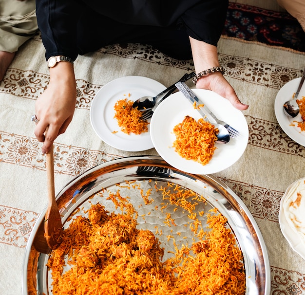 Free photo muslim family having dinner on the floor