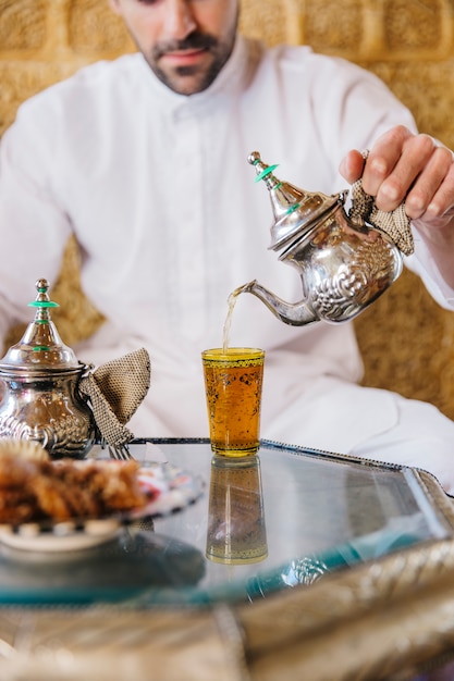 Free photo muslim man in arab restaurant