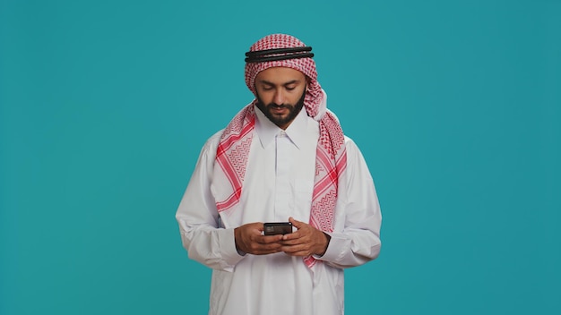 Free photo muslim man browsing smartphone app