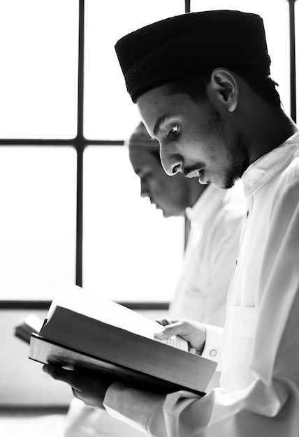 Free photo muslim men reading quran during ramadan