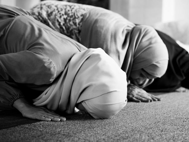 Free photo muslim people praying in sujud posture