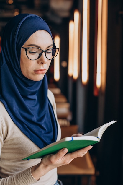 Free photo muslim woman praying on ramadan