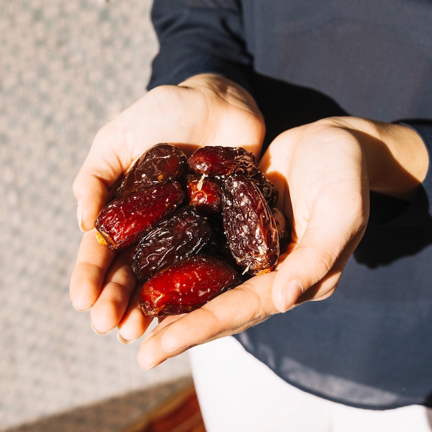 Free photo muslim woman with dates