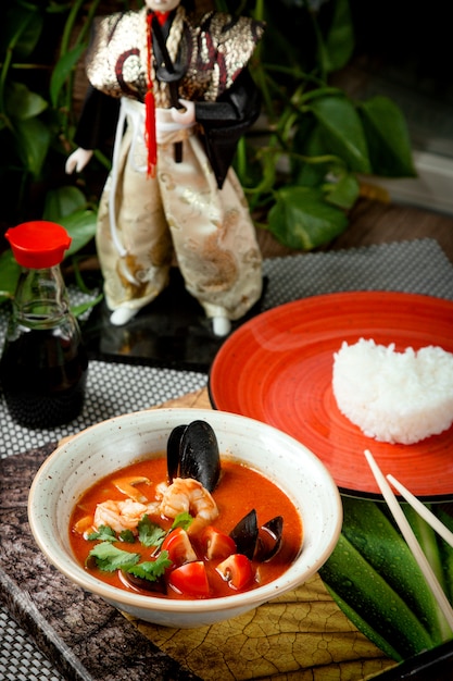 Free photo mussel soup with tomatoes in bowl