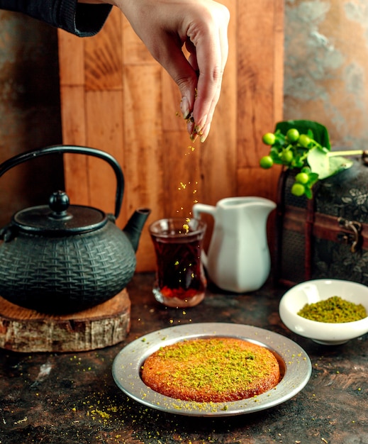 Ñrumbled pistachio poured onto kunefe dessert