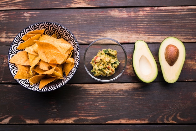 Free Photo nachos near guacamole and avocado 