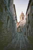 Free photo narrow alleyway in italy