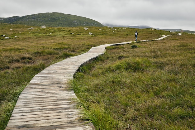 Free photo narrow pathway in connemara national park in ireland under a cloudy sky