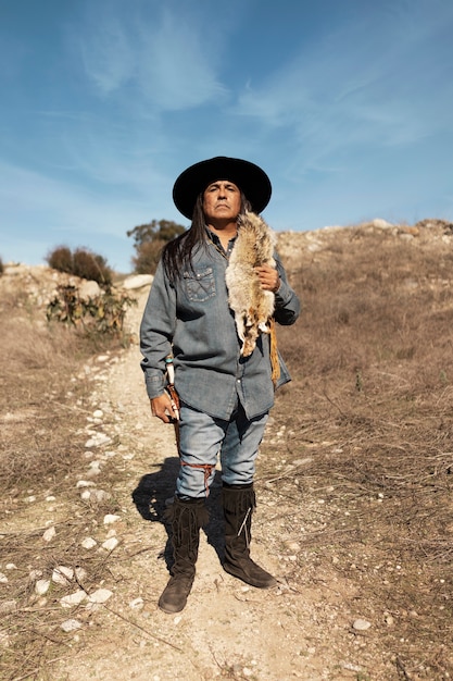 Free photo native american man in the dessert