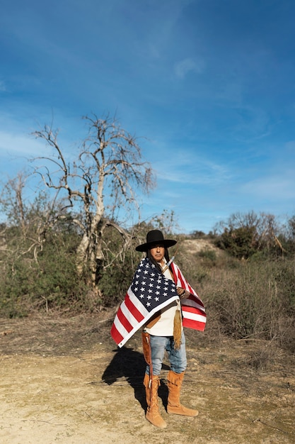 Free photo native american man in the dessert