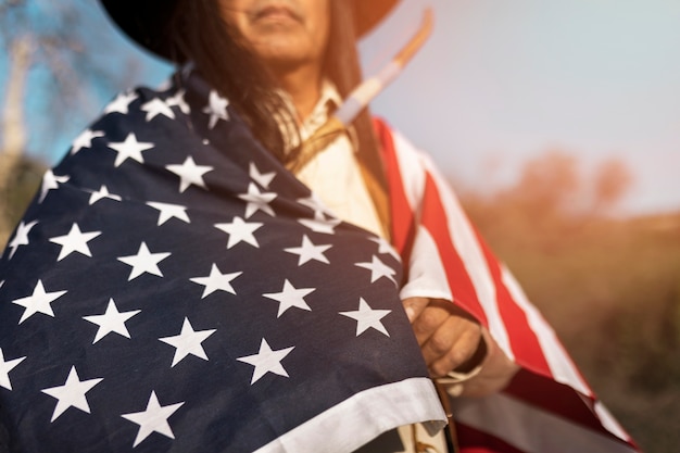 Free photo native american man in the dessert